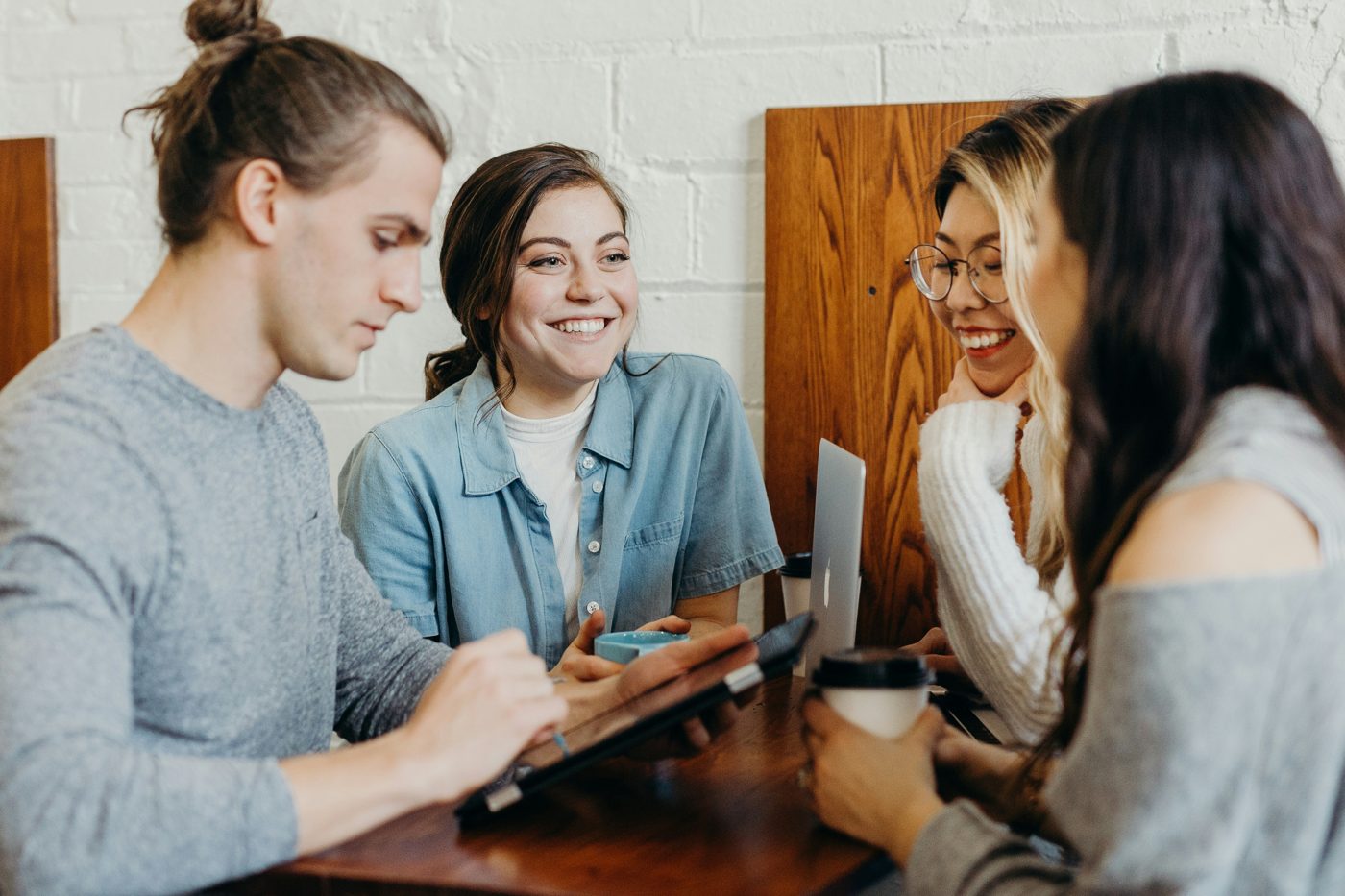 Eine Gruppe von Freunden im Gespräch in einem Café